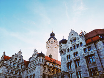 Das Leipziger Rathaus vor blauem Himmel
