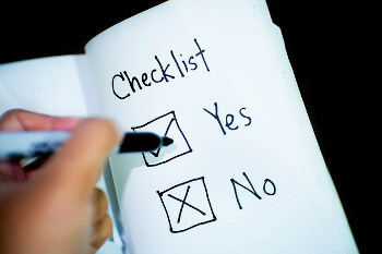 Eine Checkliste mit zwei Kästchen für Yes und No